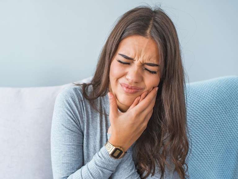 girl with a toothache in scottsdale az